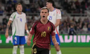 Tiền đạo Arsenal giải cứu Bỉ trước Italy